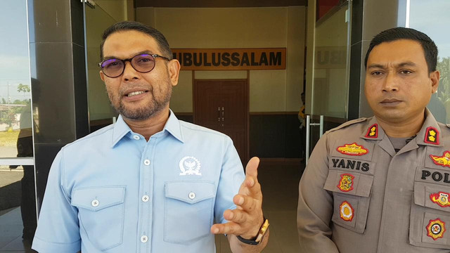 Anggota Komisi III DPR RI Nasir Djamil memberikan keterangan pers kepada jurnalis saat kunjungan kerja ke Polres Kota Subulussalam, Jumat (13/5). Foto: Yudiansyah/acehkini