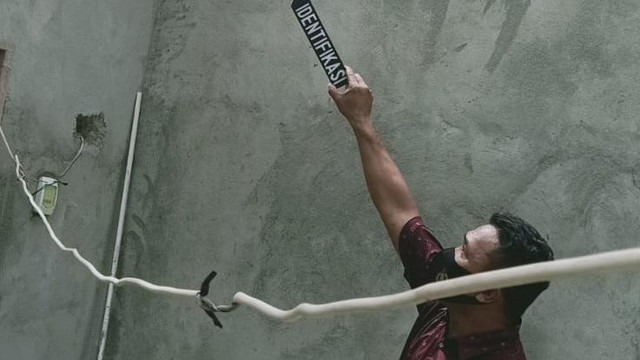 Petugas dari Polsek Palu Timur saat mengidentifikasi kasus kecelakaan kerja saat pemasangan baja ringan di Palu. Foto: Istimewa