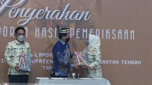 Bupati Nurhidayah menerima LHP tahun 2021 dengan hasil Opini WTP yang diserahkan langsung oleh Kepala BPK Perwakilan Kalteng Agus Priyono. Foto: Prokom/InfoPBUN