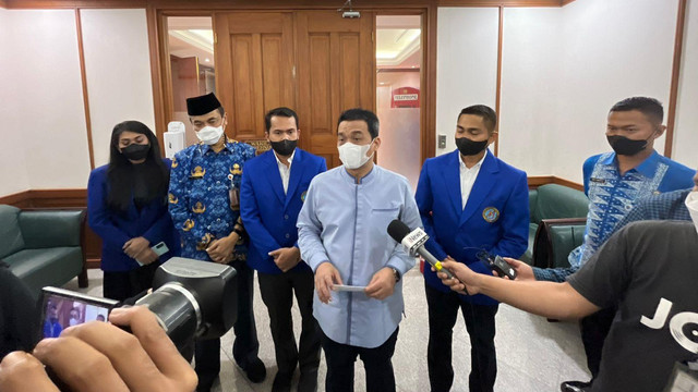 Wakil Gubernur DKI Jakarta Ahmad Riza Patria bersama dengan Sekjen Persatuan Olahraga Sepatu Roda Seluruh Indonesia (PERSEROSI) Sandra Erawanto di Balai Kota DKI Jakarta, Jumat (13/5/2022). Foto: Haya Syahira/kumparan