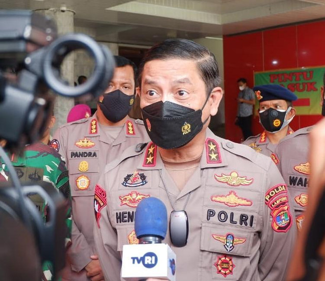 Kapolda Lampung Irjen Pol Hendro Sugiatno saat diwawancarai. | Foto: Bella Sardio/Lampung Geh