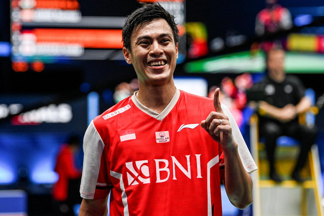 Ekspresi dari pebulu tangkis tunggal putra Indonesia Shesar Hiren Rhustavito usai mengalahkan tunggal putra Jepang Kodai Naraoka dalam babak semifinal final Piala Thomas 2022 di Impact Arena, Bangkok, Thailand, Jumat (13/5/2022). Foto: M Risyal Hidayat/ANTARA FOTO