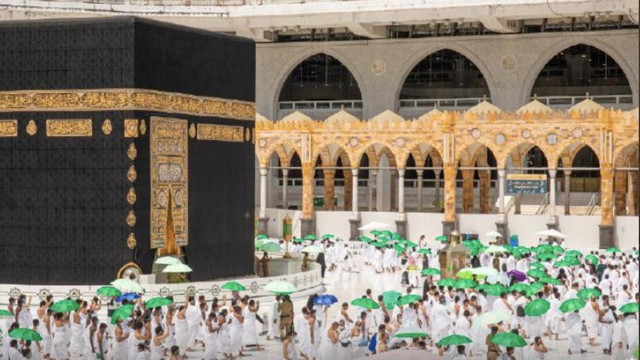 Jemaah umrah memakai payung yang dibagikan petugas Masjidil Haram untuk melindungi dari terik matahari. Foto: gph.gov.sa