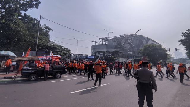 Arus lalu lintas di sekitar GBK jelang May Day Fiesta, Sabtu (14/5/2022). Foto: Jonathan Devin/kumparan