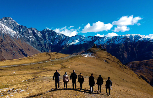 Caption jalan jalan, Photo by Mike Swigunski on Unsplash