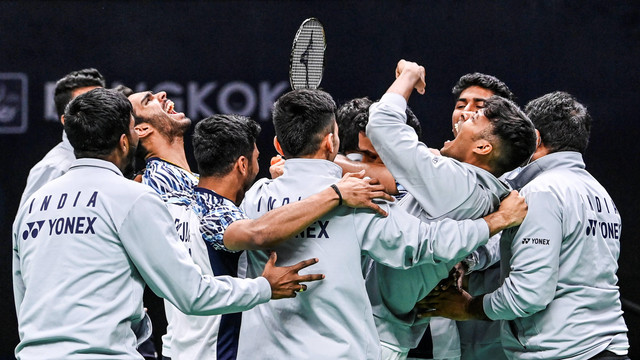 Selebrasi ebulu tangkis Thomas India usai Prannoy H. S menang atas tunggal putra Denmark Rasmus Gemke dalam pertandingan babak semifinal final Piala Thomas 2022 di Impact Arena. Foto: M Risyal Hidayat/Antara Foto