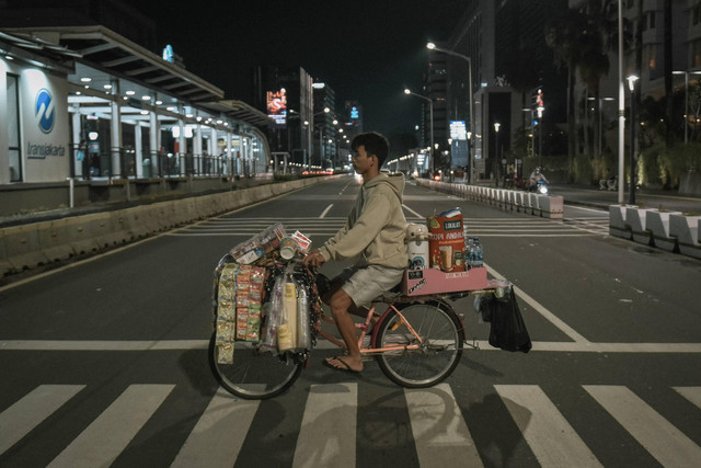 Bersepeda Sambil Berjualan-Para pedagang cukup diuntungkan dengan banyak dibuatnya jalur sepeda di Jakarta. Foto: Jamal Ramadhan/kumparan