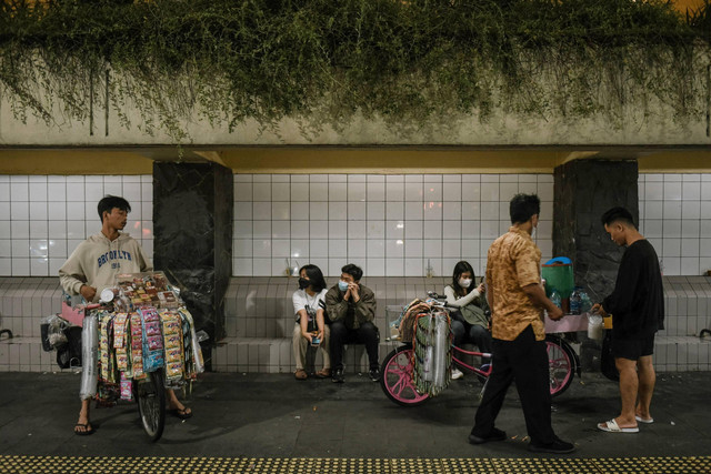 Tempat Ramai - Mereka memilih tempat ramai, namun seringkali keberadaannya menjadi target Satpol-PP yang bertugas menertibkan. Foto: Jamal Ramadhan/kumparan