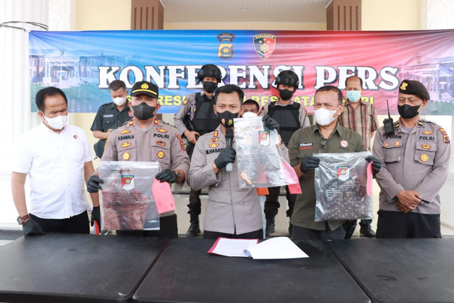 Polres Batanghari memperlihatkan barang bukti kasus pembunuhan yang dilakukan Agus Andani. (Foto: Jambikita)
