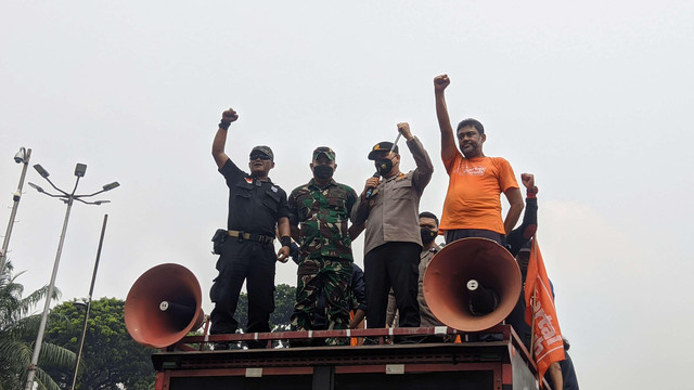 Kapolda Metro Jaya Irjen Pol Fadil Imran dan Pangdam Jaya Mayjen TNI Untung Budiharto meninjau demonstasi buruh di depan Gedung DPR RI, Sabtu (14/5/2022). Foto: Jonathan Devin/kumparan