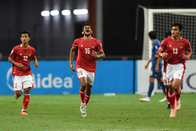 Pemain Indonesia Ricky Richardo Kambuaya (tengah) merayakan gol bersama rekan setimnya Pratama Arhan Alif Rifai (kiri) dan Rachmat Irianto pada leg kedua pertandingan final sepak bola AFF Suzuki Cup 2020. Foto: Roslan RAHMAN / AFP