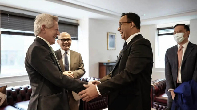 Gubernur DKI Jakarta Anies Baswedan menyaksikan penandatanganan MoU antara PT Transportasi Jakarta dengan Switch Mobility dan MoU kerja sama antara PT MRT Jakarta dengan Crossrail Internasional di Inggris. Foto: Instagram/@aniesbaswedan
