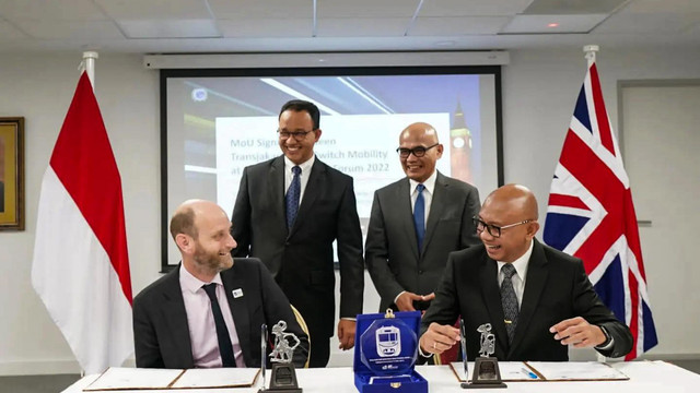 Gubernur DKI Jakarta Anies Baswedan menyaksikan penandatanganan MoU antara PT Transportasi Jakarta dengan Switch Mobility dan MoU kerja sama antara PT MRT Jakarta dengan Crossrail Internasional di Inggris. Foto: Instagram/@aniesbaswedan