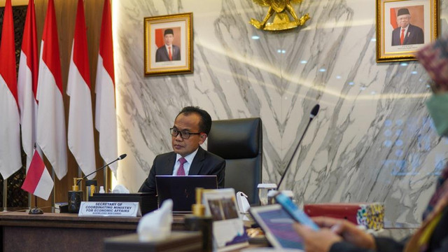 Sekretaris Kemenko Bidang Perekonomian, Susiwijono
Moegiarso, menghadiri pertemuan pertama tingkat Sherpa dari Global Crisis Response Group (GCRG) G20 pada Jumat (13/5) malam. Foto:  Foto: Dok. Kemenko Perekonomian