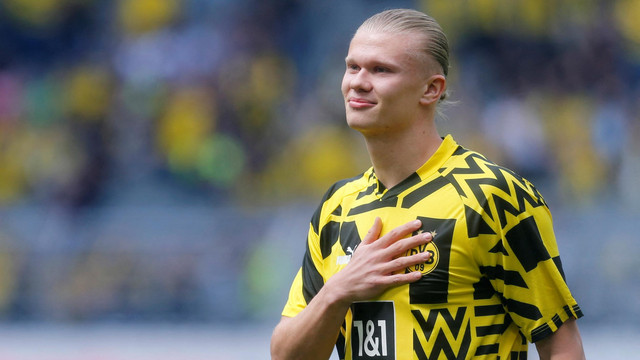 Pemain Borussia Dortmund Erling Braut Haaland mengucapkan selamat tinggal kepada para penggemar sebelum memainkan pertandingan terakhirnya di Signal Iduna Park, Dortmund, Jerman, Sabtu (14/5/2022). Foto: Leon Kuegeler/REUTERS