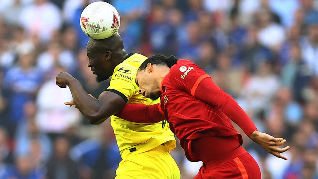 Pemain Chelsea Romelu Lukaku beraksi dengan pemain Liverpool Virgil van Dijk di Stadion Wembley, London, Inggris, Sabtu (14/5/2022). Foto: Hannah McKay/REUTERS