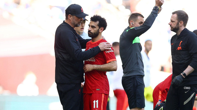 Pemain Liverpool Mohamed Salah bersama manajer Juergen Klopp setelah diganti saat hadapi Chelsea di Stadion Wembley, London, Inggris, Sabtu (14/5/2022). Foto: Hannah McKay/REUTERS