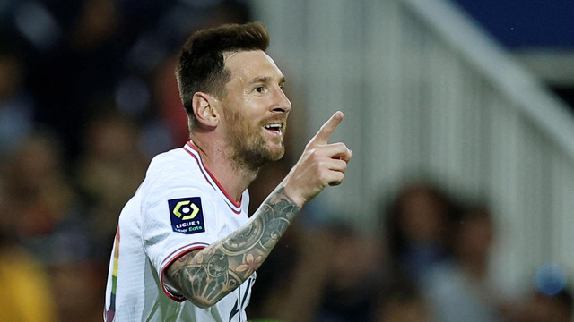 Pemain Paris St Germain Lionel Messi merayakan gol keduanya saat hadapi Montpellier di Stade de la Mosson, Montpellier, Prancis, Sabtu (14/5/2022). Foto: Benoit Tessier/REUTERS