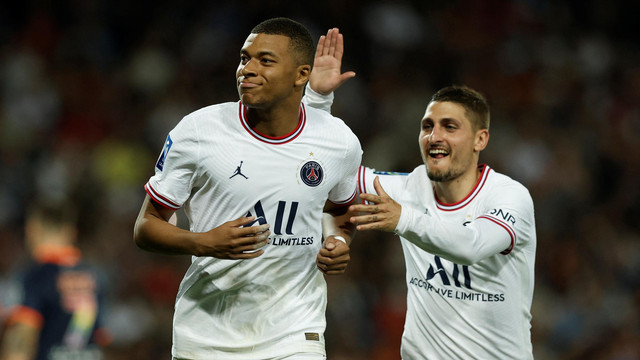 Pemain Paris St Germain Kylian Mbappe merayakan gol keempat mereka bersama Marco Verratti saat hadapi Montpellier di Stade de la Mosson, Montpellier, Prancis, Sabtu (14/5/2022). Foto: Benoit Tessier/REUTERS