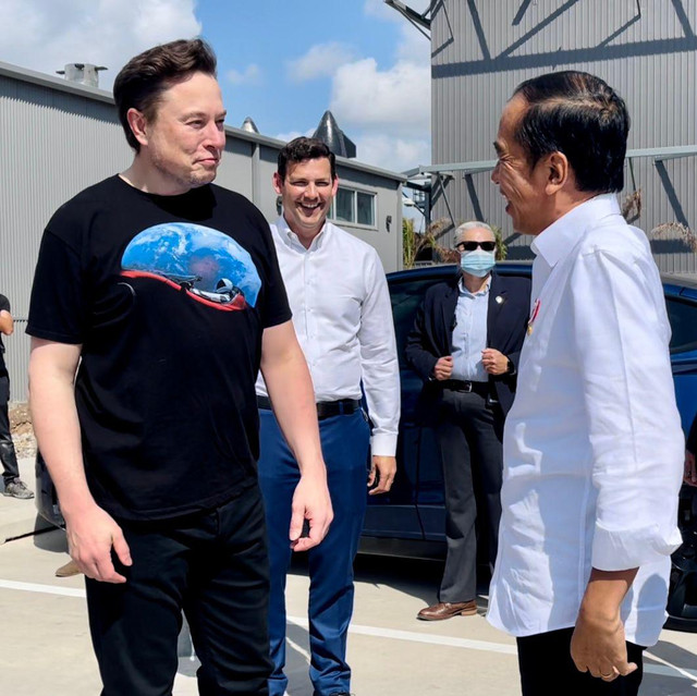Presiden Joko Widodo meninjau lokasi fasilitas produksi roket Space X bersama Elon Musk di pabrik produksi Space X, Boca Chica, Amerika Serikat, Sabtu (14/5/2022). Foto: Laily Rachev/Biro Pers Sekretariat Presiden