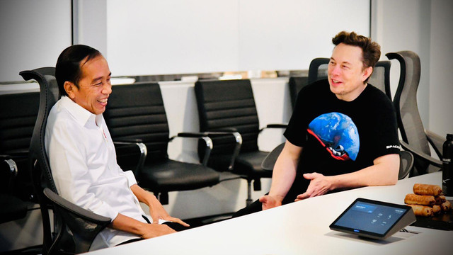 Presiden Joko Widodo berbincang dengan Elon Musk saat meninjau lokasi fasilitas produksi roket Space X, di Boca Chica, Amerika Serikat, Sabtu (14/5/2022). Foto: Laily Rachev/Biro Pers Sekretariat Presiden