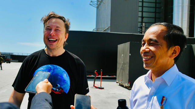 Presiden Joko Widodo bersama Elon Musk saat meninjau lokasi fasilitas produksi roket Space X, di Boca Chica, Amerika Serikat, Sabtu (14/5/2022).