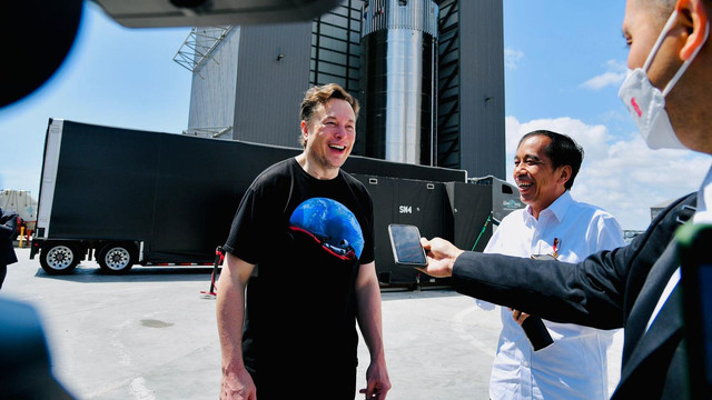 Presiden Joko Widodo bersama Elon Musk saat meninjau lokasi fasilitas produksi roket Space X, di Boca Chica, Amerika Serikat, Sabtu (14/5/2022). Foto: Laily Rachev/Biro Pers Sekretariat Presiden