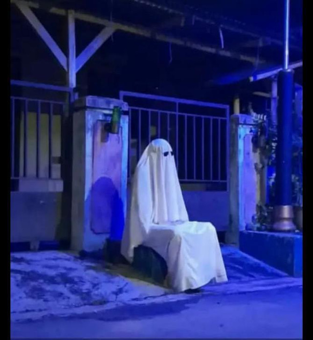 Manusia berjubah serba putih yang gegerkan warga Pringsewu, Lampung. | Foto: Ist