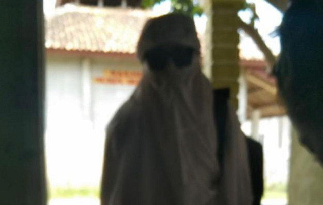 Orang memakai jubah putih butuh uang | Foto: ist