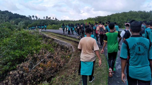 Jalan sehat peringatan Hardiknas 2022 yang digelar SMAN 1 Tambelan. Foto: Istimewa