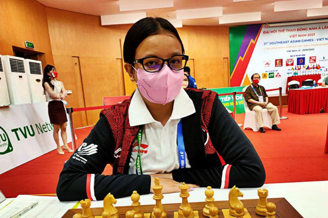 Dewi Citra Ardhiani Anastasia  memastikan diri menyumbang medali emas untuk Indonesia dari nomor catur standar putri cabang olahraga catur SEA Games 2021. Foto: Dadan Ramdani/Antara