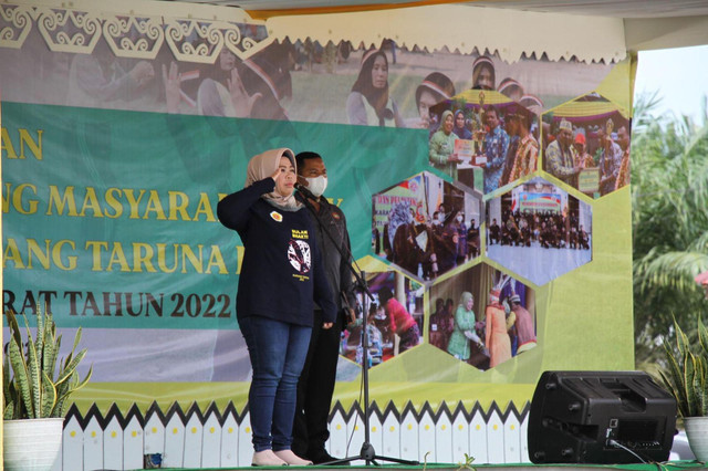 Bupati Kobar, Nurhidayah saat membuka Bulan Bhakti Gotong Royong Masyarakat (BBGRM). Foto: Prokom.