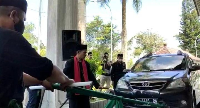 Para pendekar Pagar Nusa Kabupaten Kuningan, Jawa Barat, melakukan sejumlah aksi layaknya pertunjukan debus. (Andri)