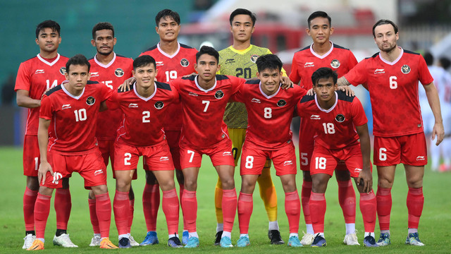 Timnas Indonesia berfoto bersama saat akan bertanding melawan Timnas Myanmar dalam laga lanjutan Grup A Sepak Bola SEA Games 2021 Vietnam di Stadion Viet Tri, Phu Tho, Vietnam, Minggu (15/5/2022). Foto: Zabur Karuru/ANTARA FOTO