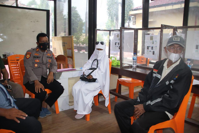 Manusia berjubah putih yang gegerkan warga karena meminta-minta hingga malam hari. | Foto: Polres Pringsewu