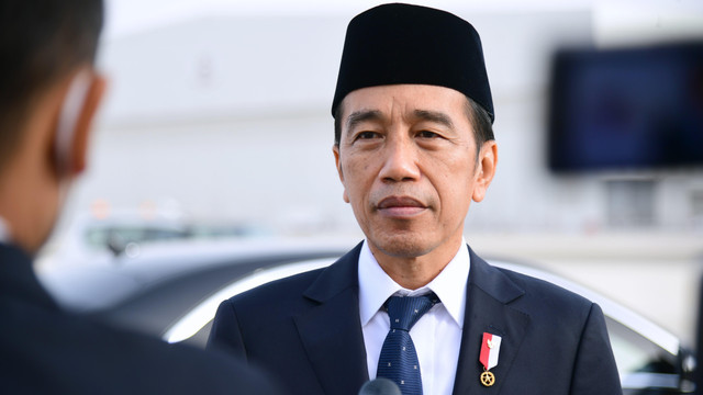 Presiden Joko Widodo menyampaikan keterangan pers di Bandara International Abu Dhabi, UEA.  Foto: Laily Rachev/Biro Pers Sekretariat Presiden