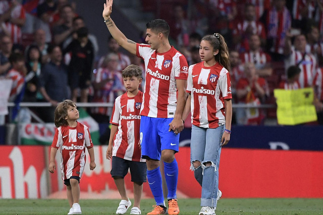Pemain Atletico Madid Luis Suarez melambaikan tangan usai pertandingan terakhir melawan Sevilla FC di Estadio Wanda Metropolitano. Foto: Jose Jordan / AFP