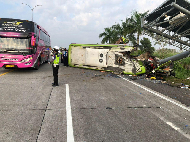 Kecelakaan Bus di Tol Surabaya-Mojokerto, 13 Orang Tewas