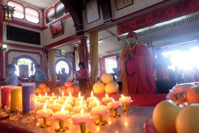 Umat Buddha melaksanakan ibadah pada Hari Raya Waisak di Vihara Tanda Bhakti, Kota Bandung, Senin (16/5/2022). FOTO: Humas Pemkot Bandung