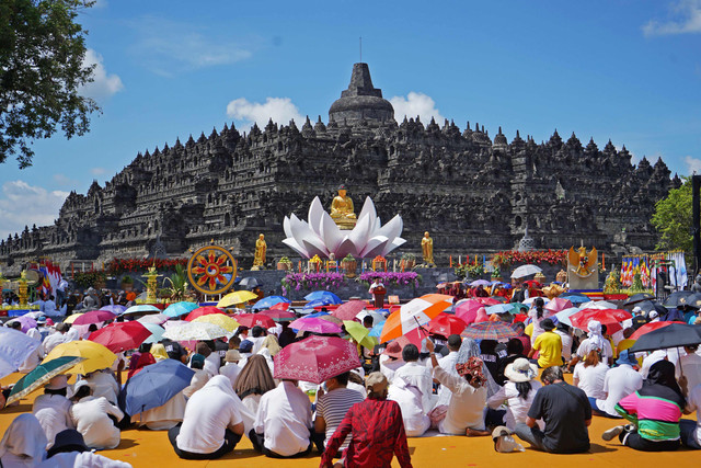 Umat Budha bermeditasi saat detik-detik perayaan Tri Suci Waisak 2566 BE/2022 di pelataran candi Borobudur, Magelang, Jateng, Senin (16/5/2022). Foto: Anis Efizudin/Antara Foto
