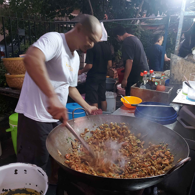 Proses pembuatan nasi gila di Nasi gila di Gohyong Jalan Lombok. Foto: Azalia Amadea/Kumparan.