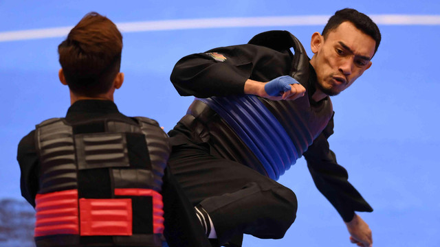 Pesilat Indonesia Muhamad Yachser Arafa (kanan) melawan pesilat Singapura Muhammad Hazim Bin Mohamad Yusli pada final kelas C 55-60 Kg Putra Pencak Silat SEA Games Vietnam, Senin (16/5/2022) Foto: Zabur Karuru/Antara Foto