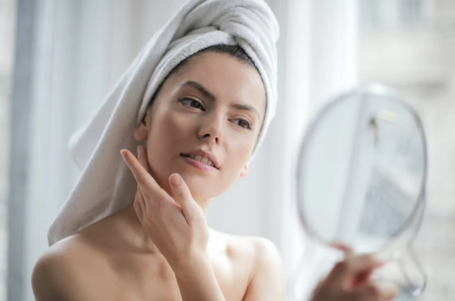 Ilustrasi Skincare untuk Wajah Kusam. Sumber: Pexels.com/Andrea Piacquadio