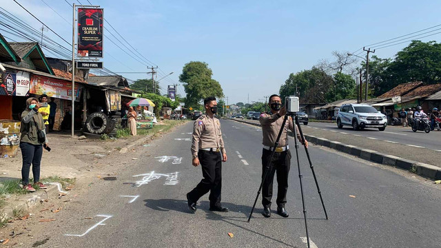 Polisi melakukan olah tempat kejadian perkara kecelakaan maut elf di Karawang. Foto: Dok. Istimewa