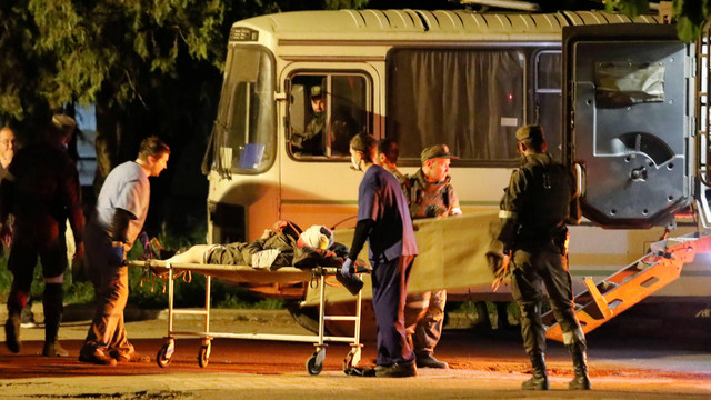 Proses evakuasi di pabrik baja Avosztal, Mariupol, Ukraina, Senin (16/5/2022). Foto: Alexander Ermochenko/REUTERS