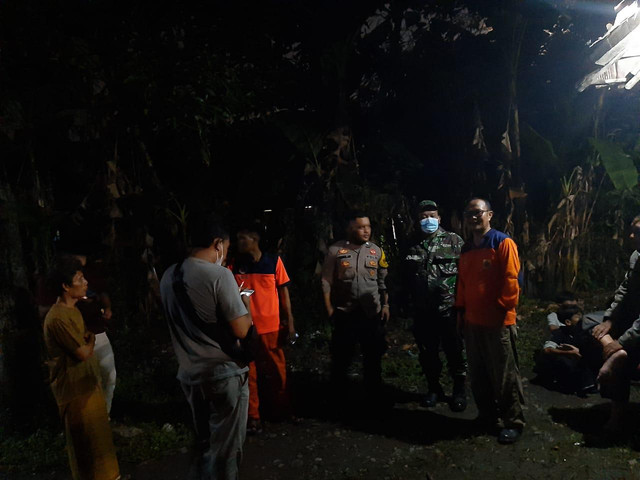 Relawan Gabungan sedang mencari keberadaan balita yang hilang.
