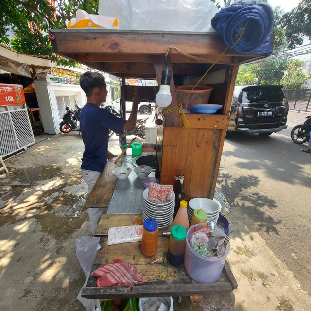 Penjual mi ayam di Tebet, Jakarta Selatan. Foto: Azalia Amadea/kumparan