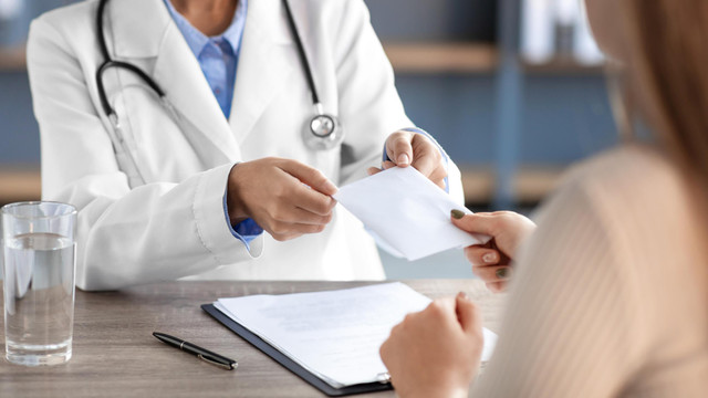 Ilustrasi korupsi di bidang kesehatan. Foto: Prostock-studio/Shutterstock