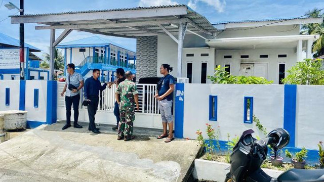 Rumah milik pimpinan Pondok Pesantren Majelis Belajar Iqra (MBI) Meulaboh di ruas Jalan Purnama, Lorong Pawang Leman, Meulaboh, Aceh Barat dilempar molotov Selasa (17/5/2022). Foto: Teuku Dedi Iskandar/Antara 