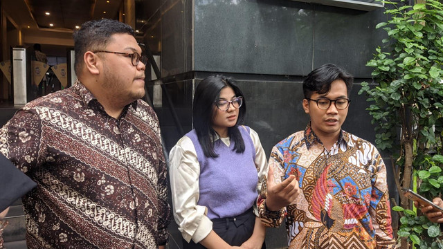 Dea Onlyfans (tengah) saat di Polda Metro Jaya, Jakarta, Selasa (17/5/2022). Foto: Jonathan Devin/kumparan